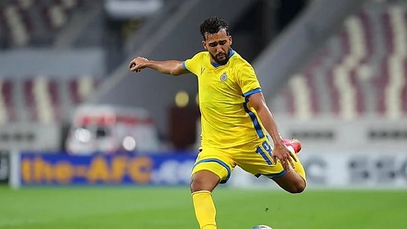 السبب الحقيقي وراء رفض لاعب النصر عروض الوحدة والرائد 