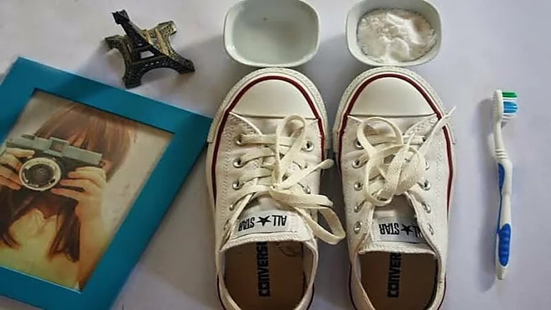 طرق بسيطة للتخلص من اصفرار الحذاء الأبيض