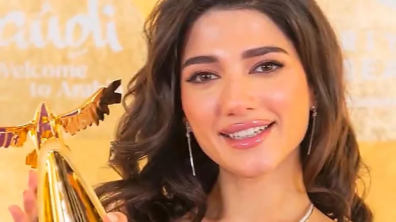 ‎نارين بيوتي تكشف سبب بكائها أثناء تكريمها في Joy Awards .. فيديو