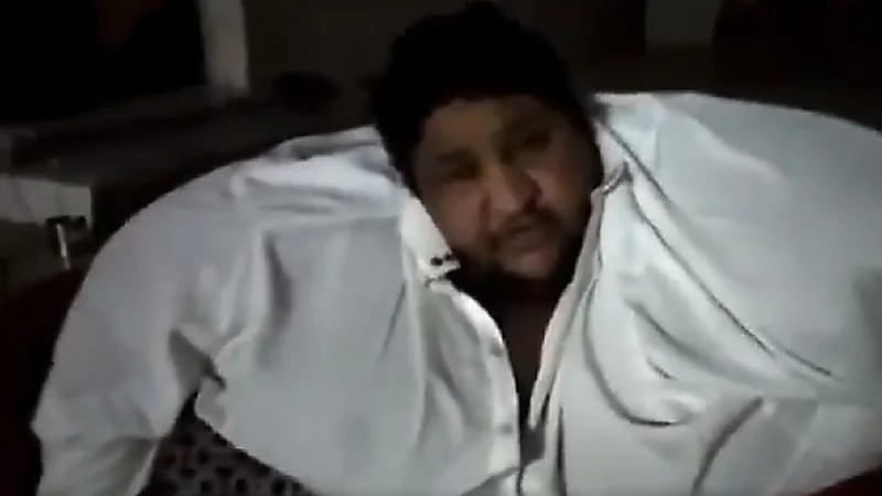 فيديو.. مناشدة مواطن يعاني سمنة مفرطة ووزنه 500 كيلو جرام