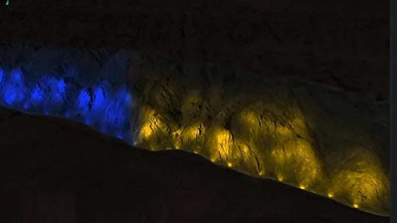 بالفيديو .. أمير حائل يوجه بإضافة قصة وصوت بمشروع إضاءة الواجهة الجبلية