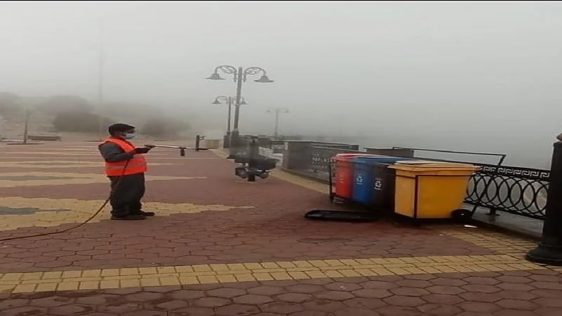 أمانة عسير تُعقم 1945 موقعًا و15885 حاويةً خلال 1358 جولة تعقيم خلال أسبوع