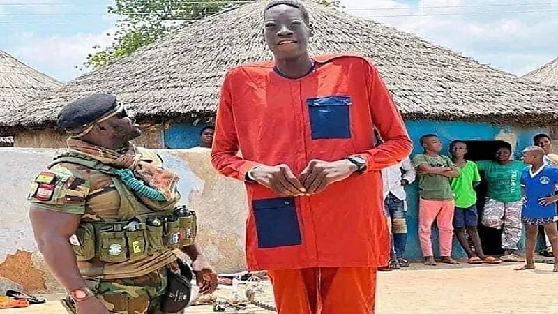 بالصور.. أطول رجل في غانا يطلب المساعدة