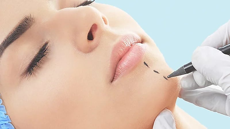 حلم صديقتين أجريتا عملية تجميل انتهى بكابوس