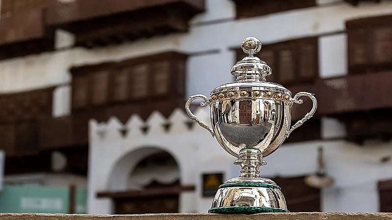 أحمد جميل يقدم كأس دوري روشن قبل مواجهة ضمك