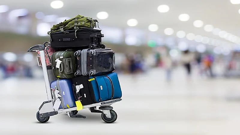 آلية التعويض الذي يُلزم به الناقل الجوي في حال تسبب في تأخير أمتعة العميل