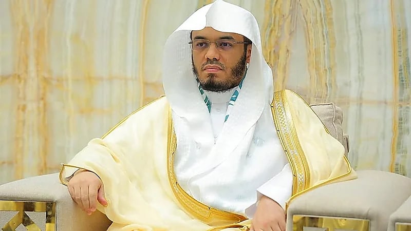 الشيخ ياسر الدوسري يوجه رسالة مؤثرة خلال حفل تخرج نجله. فيديو