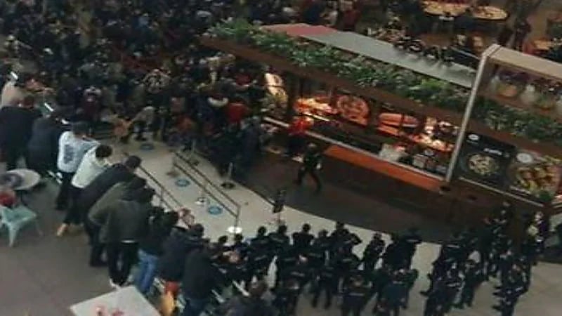 بالفيديو.. احتجاجات وفوضى داخل مطار أسطنبول بسبب إلغاء الرحلات