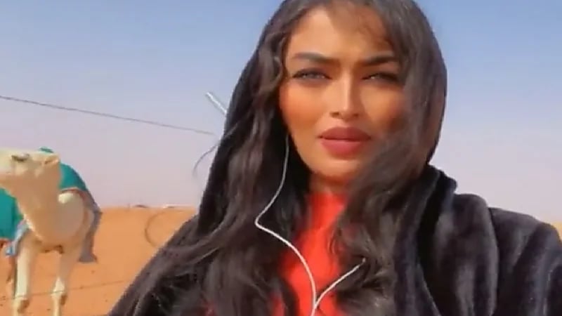 شاهد.."رشا القرشي" تشارك في شوط النساء الخاص بمهرجان الملك عبدالعزيز للإبل
