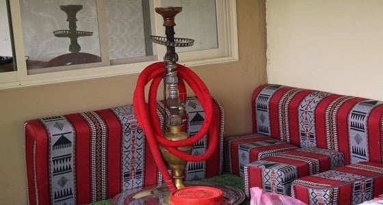 بالصور.. ضبط مقهى لبيع الشيشة فوق سطح عقار سكني بالدمام