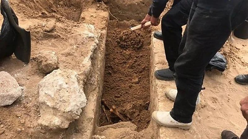 عصابة إجرامية تنبش لسرقة أطقم أسنان الموتى