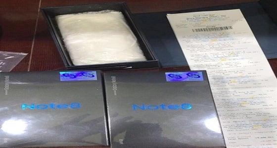 بالفيديو.. محتال يشتري جوالات ويعيدها أشياء أخرى داخل الكراتين