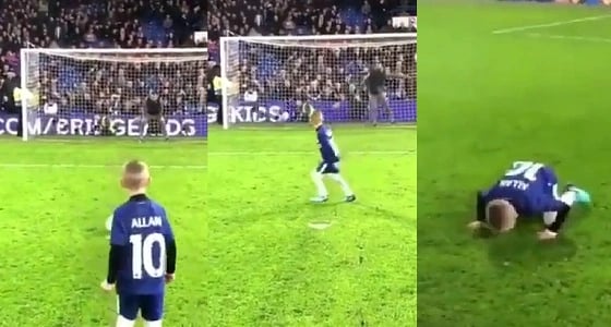 بالفيديو.. طفل بريطاني يحتفل بتسجيله هدفا على طريقة محمد صلاح