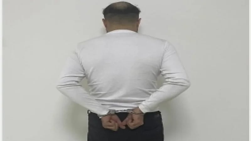 القبض على مقيم لانتحاله صفة رجل أمن وسلب تحت تهديد السلاح بالرياض