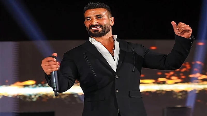 أحمد سعد يتفاعل بطريقة طريفة مع معجب قطع غنائه بسبب العطش