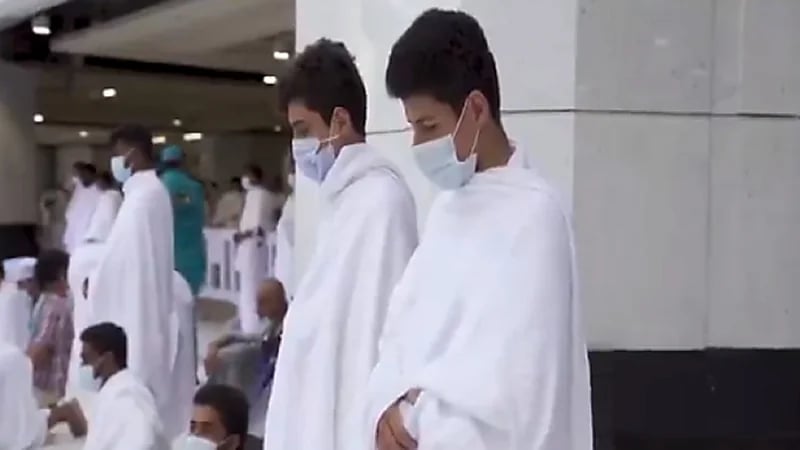 بالفيديو.. الحرم المكي يحتضن المحصنين من الفئة العمرية 12 سنة فأكثر