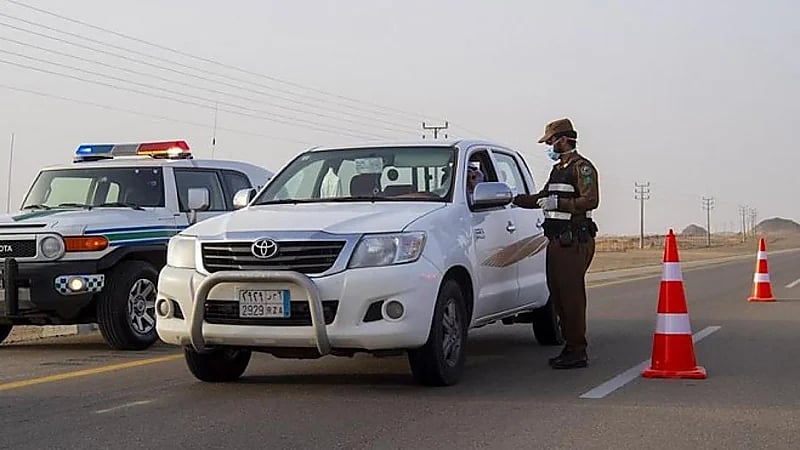 يمني عقب موقف نبيل من عسكري: هذه البلد الخير في ملوكها ورجال أمنها بالدم (فيديو)