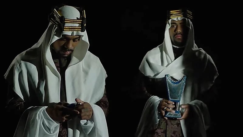 مالكوم يخطف الأنظار بعد ظهوره مرتدي الزي ويحتفل بيوم التأسيس .. فيديو