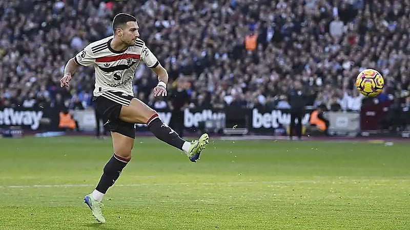 لاعب مانشستر يونايتد يهدر أسهل فرصة للتسجيل .. فيديو