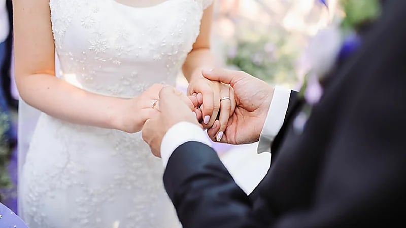 رجل يتزوج 4 مرات في 37 يوم لسبب صادم