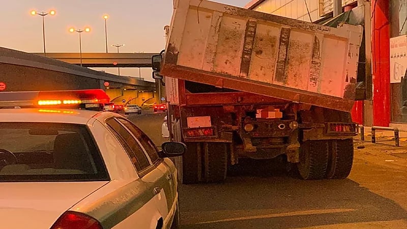 المرور يضبط قائد شاحنة عرض حياة المارة للخطر