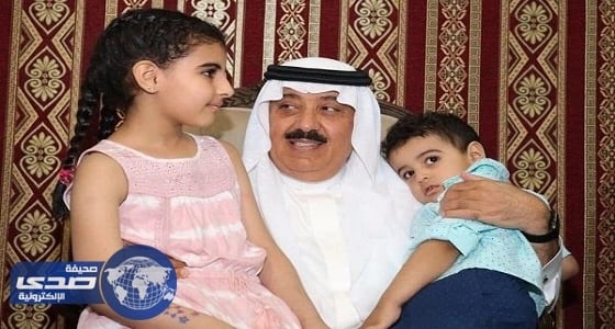 بالفيديو.. وزير الحرس الوطني يحتضن أبناء الشهيد «الهويريني» أثناء العزاء