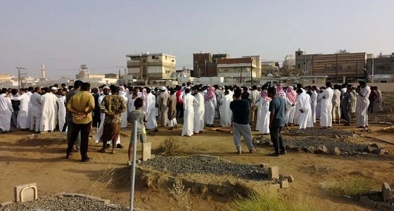 بالصور.. أهالي أبو عريش يشيعون جثامين دراجي جازان