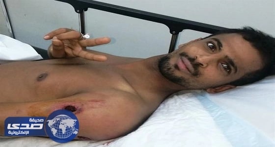 بالصور.. مرابط بالحد الجنوبي يرفع علامة النصر رغم إصابته برصاصة اخترقت كتفه