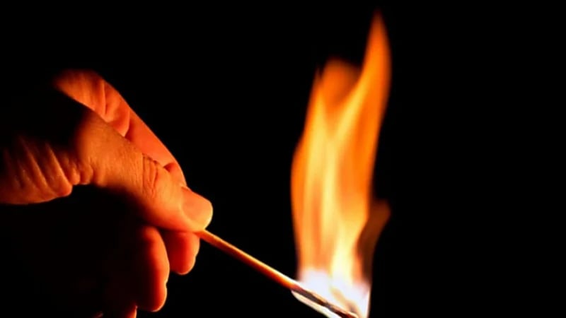 رجل يشعل النار في جسد ابنته لخروجها دون إذنه