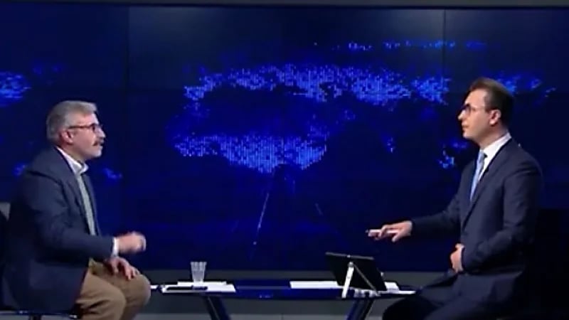 "تركيا" تعتقل مدير قناة وإعلامي سوري بعد طرد ضيف تركي على الهواء مباشرة (فيديو)