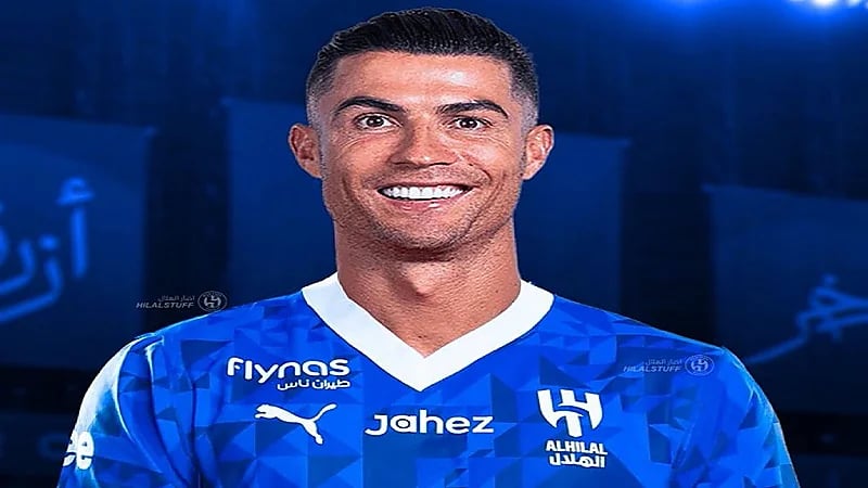 ملك التوقعات يشعل التكهنات: رونالدو بقميص الهلال قريباً؟
