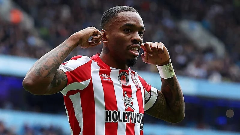 مهاجم برنتفورد يطالب بالتحقيق في تسريب تقارير بشأن إيقافه