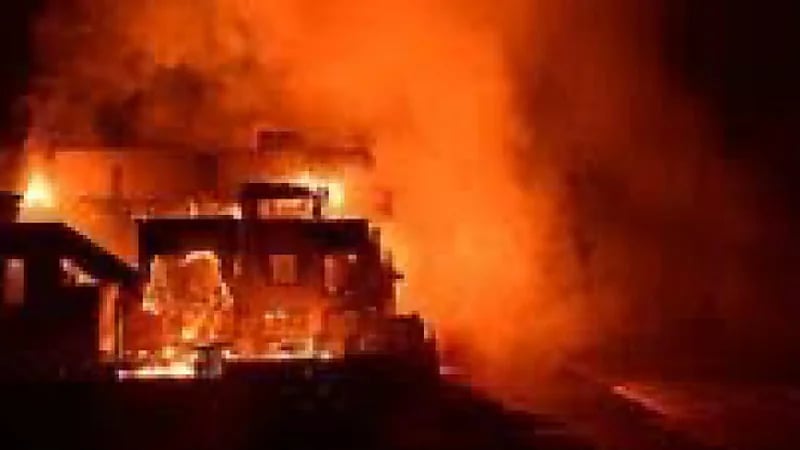 حريق ضخم يلتهم سفناً في السويس .. فيديو