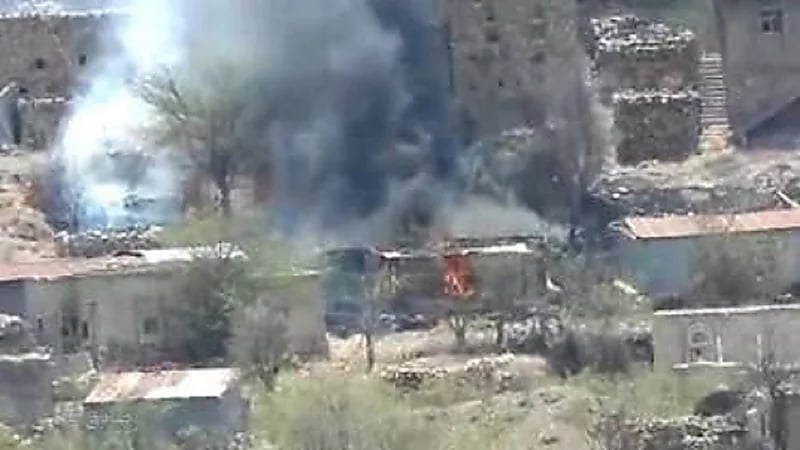 بقذائف المدفعية.. مليشيا الحوثي تقصف منازل مدنيين بالضالع جنوب اليمن