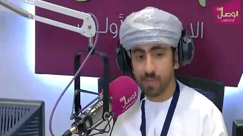 بالفيديو.. زلة لسان صادمة لمذيع تربكه على الهواء