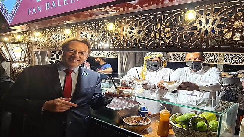 السفير الفرنسي يتناول البليلة الحجازية :" لذيذة جدًا"