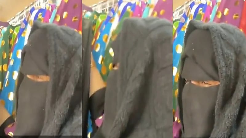 "أحلى من العقد لبّاسه"..بائعة في سوق شعبية تلفت الأنظار