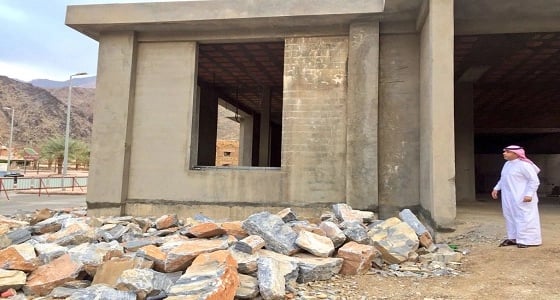 الشهري يتفقد تطوير المباني الخدمية بقرية ذي عين التراثية