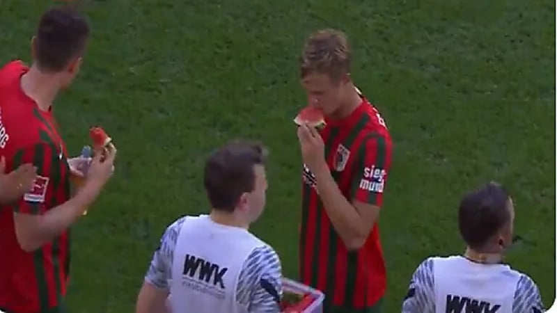 بالفيديو.. فريق ألماني يقدم البطيخ للاعبيه