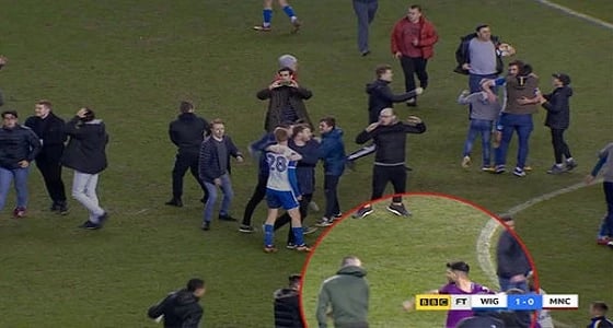 بالصور.. شجار عنيف بين لاعب السيتي ومشجع ويجان