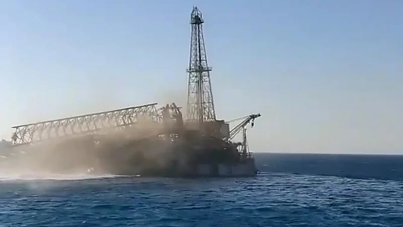 انهيار حفار ضخم في خليج السويس.. فيديو