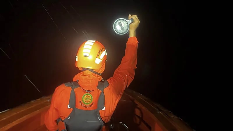 فقدان 11 شخصًا إثر غرق قارب قبالة السواحل الإندونيسية