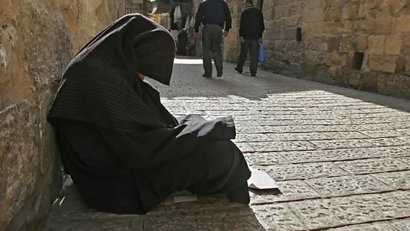 ضبط متسولة تستعطف مراجعي العيادات وتمتلك سيارتي "مرسيدس وهونداي"