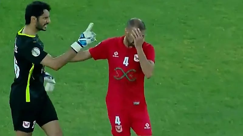 مشادة وهوشة بين لاعبي الفحيحيل أحمد عادي و أحمد الرياحي.. فيديو