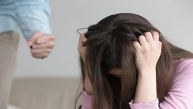 مدير يصفع موظفة ويضربها بقدمه في الإمارات