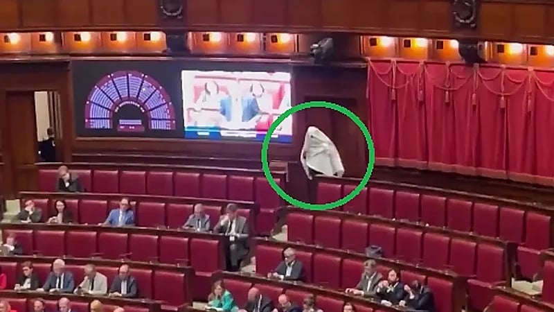 نائب إيطالي يثير الجدل بظهوره بزي شبح داخل البرلمان .. فيديو