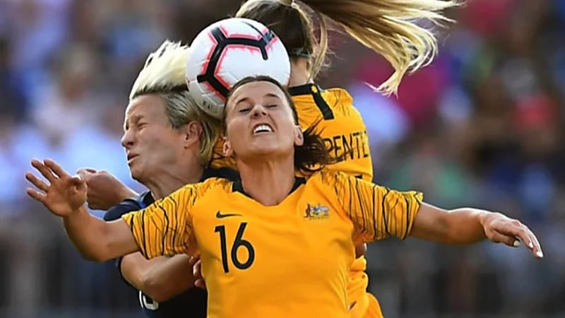 باحثون ينهون لاعبات كرة القدم من اللعب بالرأس