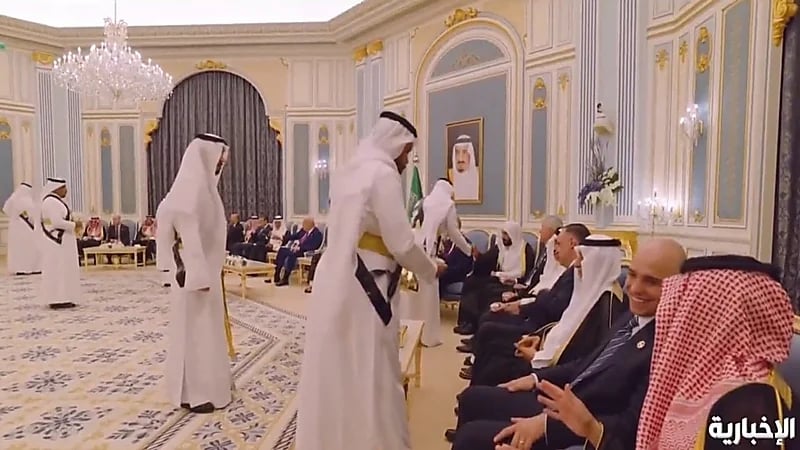 تقديم القهوة السعودية للوفد الأمريكي في قصر اليمامة.. فيديو