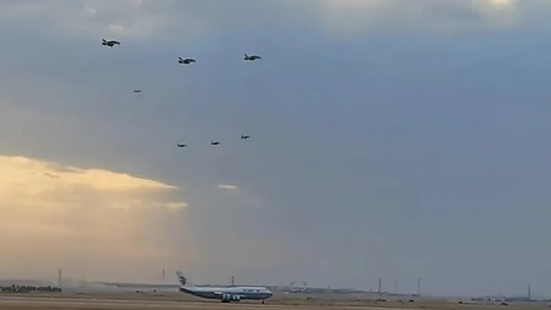 شاهد..المقاتلات السعودية ترافق طائرة الرئيس الصيني لدى هبوطها في الرياض