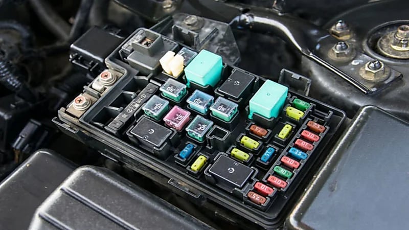 أهمية فيوزات السيارة وطريقة استبدالها بعد التلف